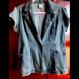 Vintage look denim jacket with design pockets never worn cute puff sleeves